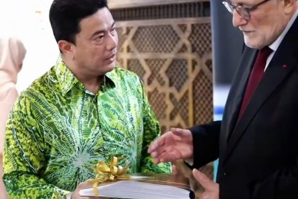 1. Ambassador H.E. Datuk Eldeen Husaini Mohd Hashim presenting Al Fitrah Foundation’s Braille Qur’an to Rector Chems-Eddine Hafiz at the Grande Mosquée de Paris.